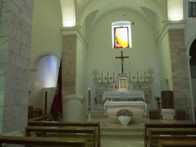 Diamo un�occhiata all�altare marmoreo, sovrastato da una finestra dai colori vivaci...